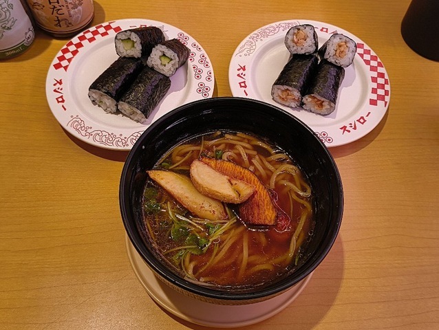 スパイス香るスープカレーラーメンときゅうり巻と小粒納豆巻（ねぎ抜き）