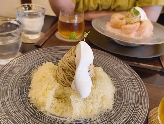 完熟桃果肉100%かき氷＆モンブランと厳選メロン果肉100%かき氷＆モンブランを食べる