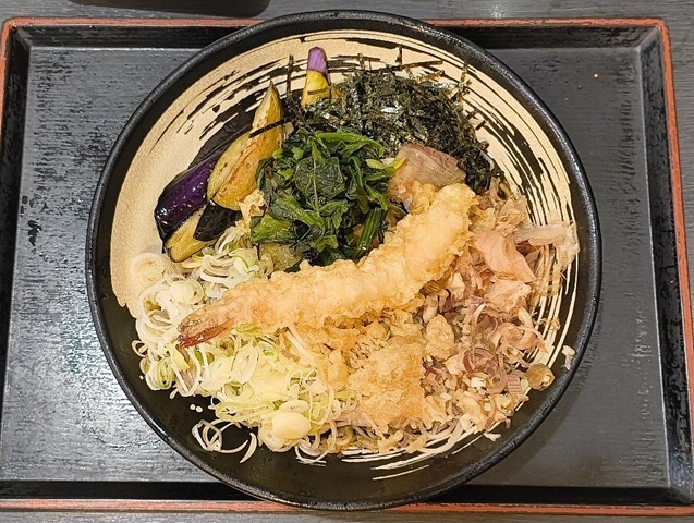 『ゆで太郎 もつ次郎本所吾妻橋店』の「薬味そば」と「海老天」でランチ。混ぜ合わせるという行為は天かすの為にある。すべてを油で包んでまろやかにするのだ。 掻き混ぜることで、蕎麦の表情は崩れていくのだが、その逆に蕎麦はうまくなるのだよ（笑）。（ゆで太郎 もつ次郎本所吾妻橋店：墨田区吾妻橋3丁目）