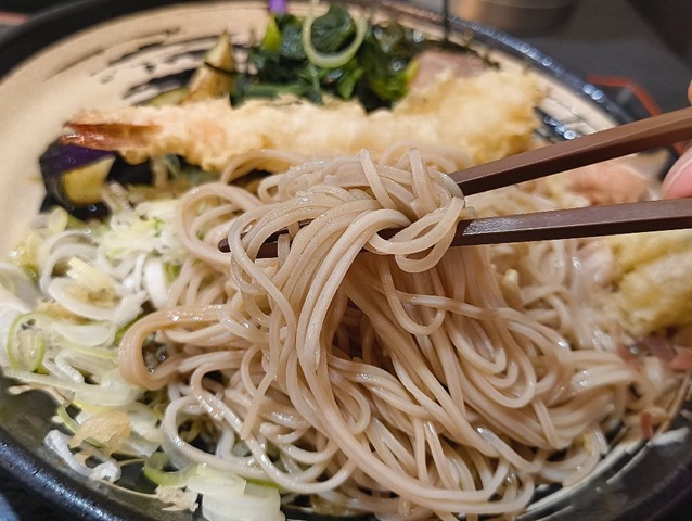 蕎麦を手繰る 