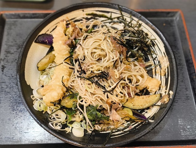 蕎麦を掻き混ぜる