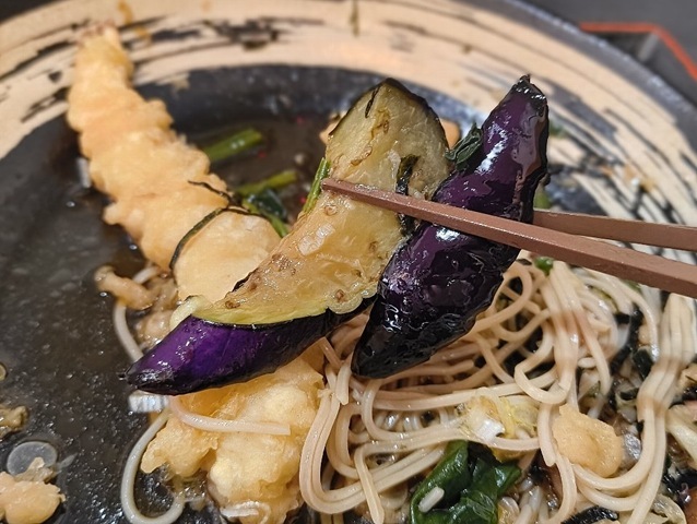 茄子を食べる