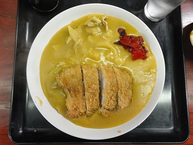 「東嶋屋」で「カツカレー」でランチ。これはもの凄く熱い「カレー」なのだ。先ずは「ライスカレー」を一口食べると、思わず「 あちっ」と声が出る。直ぐに「ビール」を吞んでやる、とその途端に熱い流動体が喉を通るのだ。 あーやっぱりうまいな、と思わず笑顔になるのだよ（笑）。（東嶋屋：竜泉一丁目）