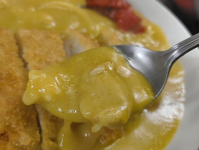 カレーを食べる