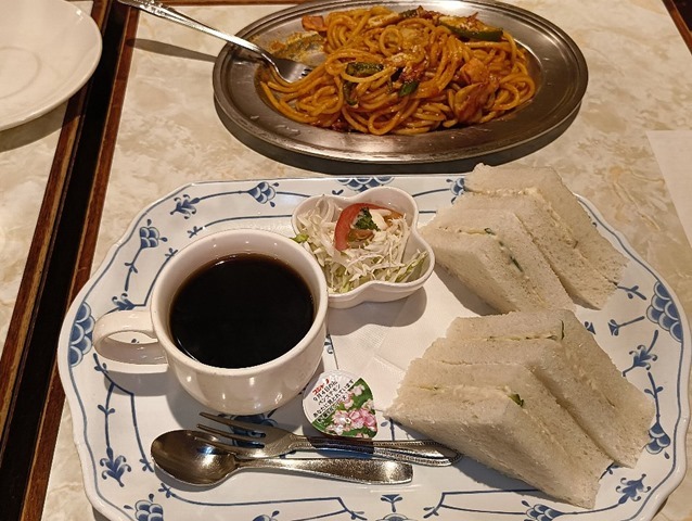 ツナサンドとスパゲッティナポリタン