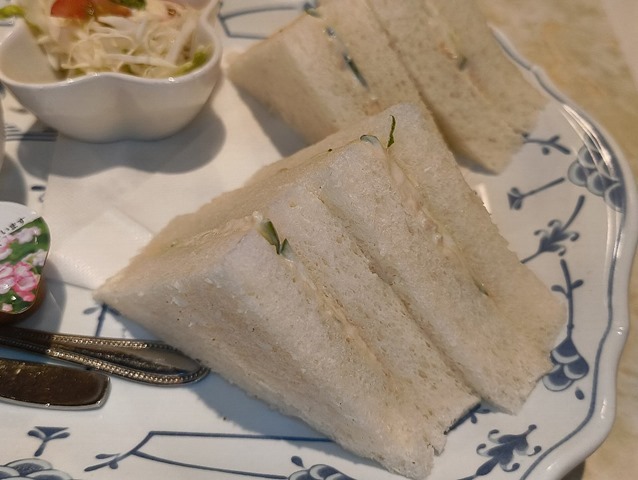 ツナサンドは半分だけ食べたのだ