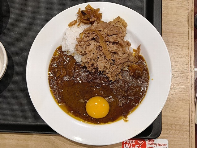創業ビーフカレギュウ（ライス小盛）＋生玉子
