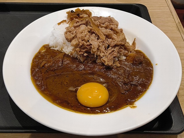 創業ビーフカレギュウ（ライス小盛）＋生玉子
