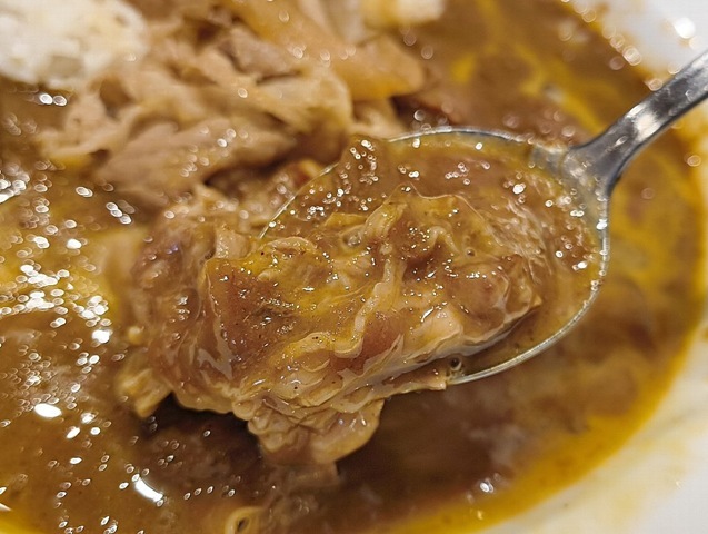 カレーと生玉子と牛めしのあたまの混じり物