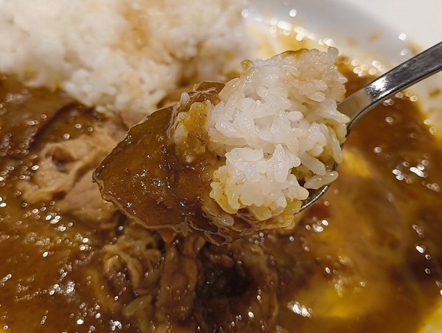 少量のご飯を食べる