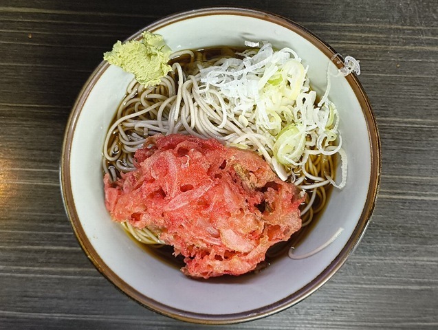 『文殊 浅草店』で「冷し紅ショウガ天そば」でランチ。「紅ショウガ天」は口頭で、それも現金で頼むのだが、やがてほんのりと油が出て、蕎麦全体をコーティングしてくれる。 その蕎麦を手繰る。これで味は益々うまくなってくるのだから、この塩っぱい蕎麦を止めるわけにはいかないのだな（笑）。（文殊 浅草店：浅草一丁目：浅草地下街）