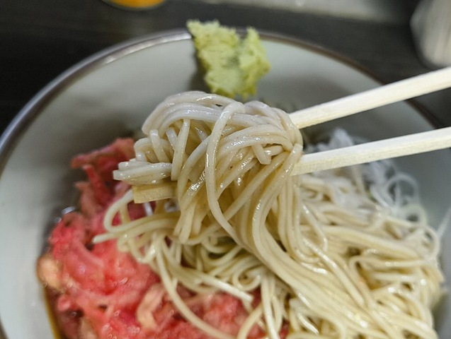 蕎麦を手繰る