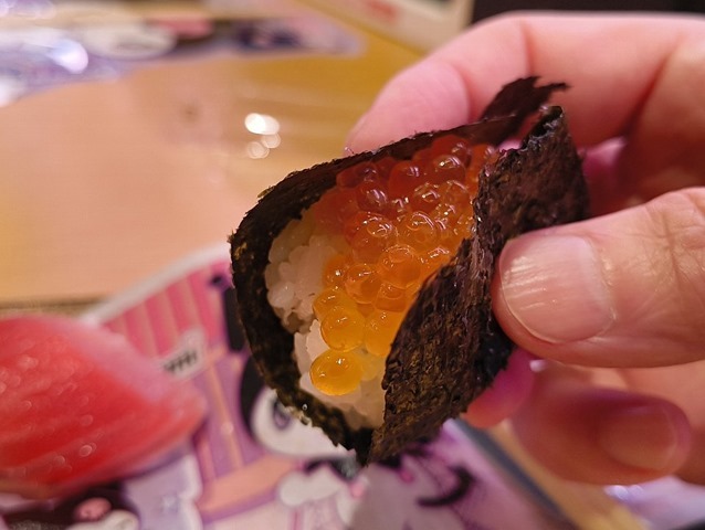 いくらの包みを食べる