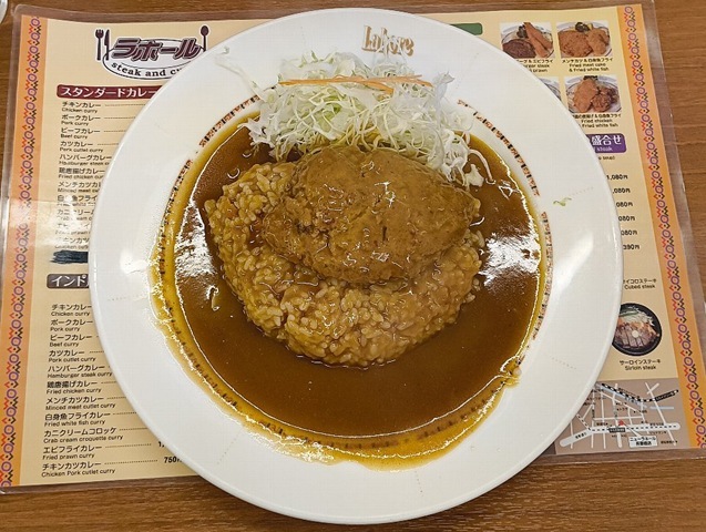 「ニューラホール」の「ハンバーグカレー」（半ライス）でランチ。 この「カレー」は僅か700円しかしないのである。決して上等な「ハンバーグ」ではないが、 それがいいのである、だからいいのである。 あたしにとっての最高の「ハンバーグカレー」なのだよ（笑）。（ニューラホール 本所吾妻橋店：墨田区吾妻橋3丁目）