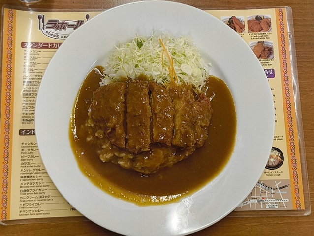 久々に「ニューラホール」の「カツカレー」でランチ。「カツカレー」はあたしの＜欲望＞の対象のはずなのに、その対象をいくら食べても心から満足出来ないでいる（だから＜欲望＞なのだけれどもね）。だけど食べればうまいのだけれどもね（笑）。（ニューラホール 本所吾妻橋店：墨田区吾妻橋3丁目）