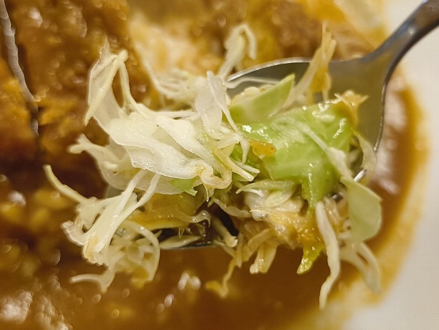 キャベツもカレーに絡めて食べるのだ