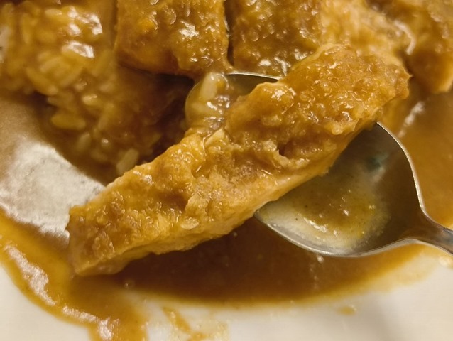 カツを食べる