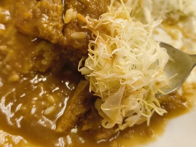 キャベツもカレーを絡めて食べる