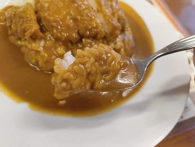 ライスカレーを食べる
