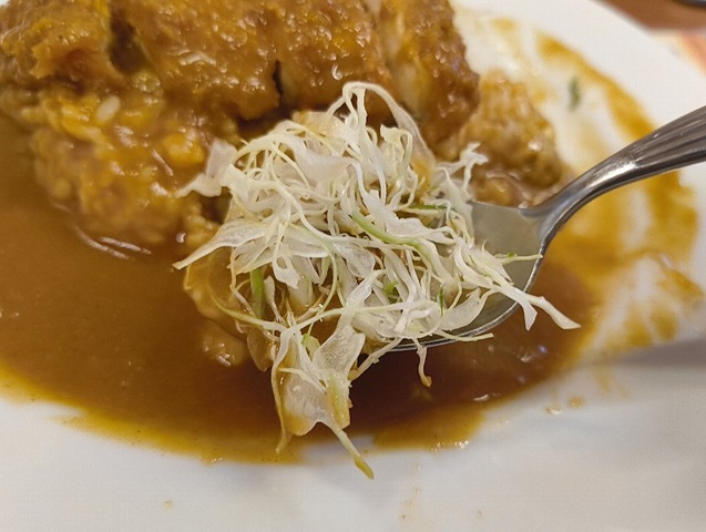 キャベツもカレーを絡めて食べる