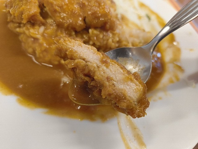 カツを食べる