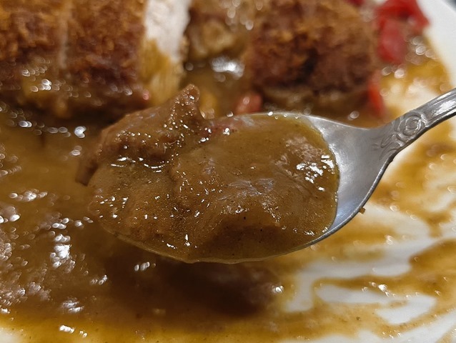 カレーを食べる