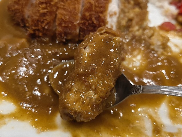 カツを食べる