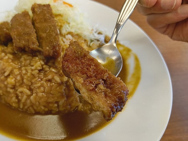 トンカツを食べる