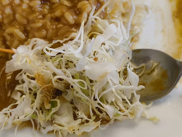 キャベツもカレーを絡めて食べる