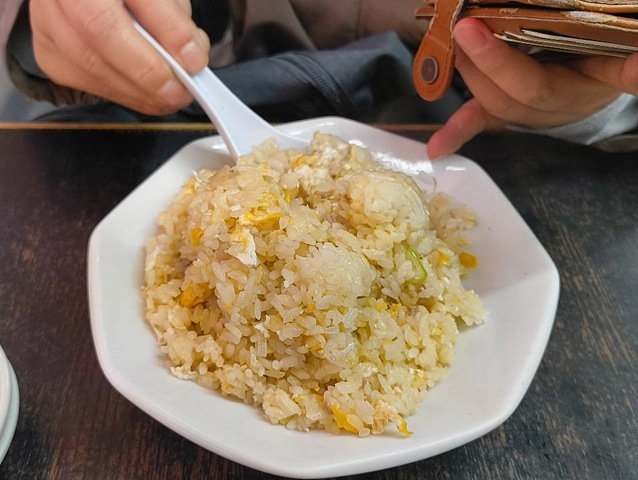 チャーハンを食べる