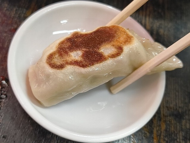 餃子を食べる