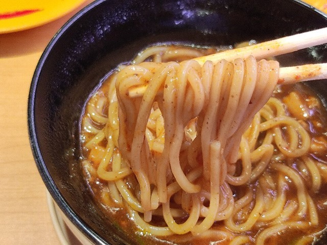 麺を手繰る