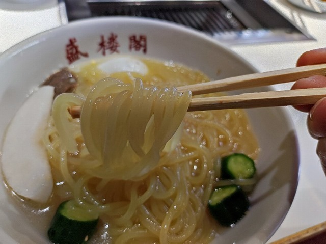 冷麺を手繰る