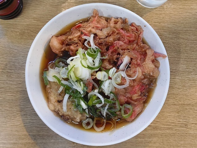 「一由そば」で「牡蠣天」＋「JKB」＋「太そば」（小盛）でモーニング。「JKB」は「ゲソ」と「紅しょうが」の入った平らな「お好み焼き」なのだが、本領発揮となるのは「JKB」が「汁」の中でごちゃごちゃになっていく時なのだよ。勿論、うまいのだ（笑）。（一由そば：荒川区西日暮里2丁目）