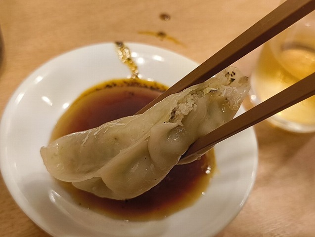 餃子を食べる