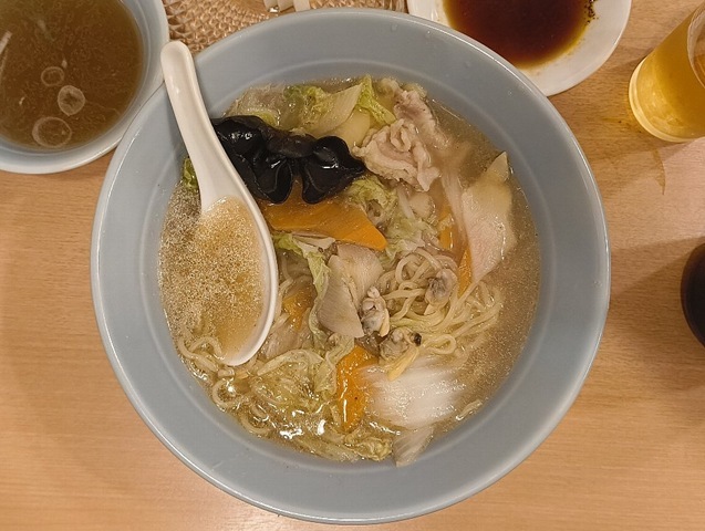 『ニュー菜苑』で夕餉。「純レバ丼」と「タンメン」タンメンと「餃子」と「ぬかづけ」それにビールをもらう。何時も遠慮無く食べてみたいと思うのは山々だが、でも、食べちゃイケない病気故、あたしには限界がある。でも、充分うまかったのだよ（笑）。（ニュー菜苑：浅草四丁目）