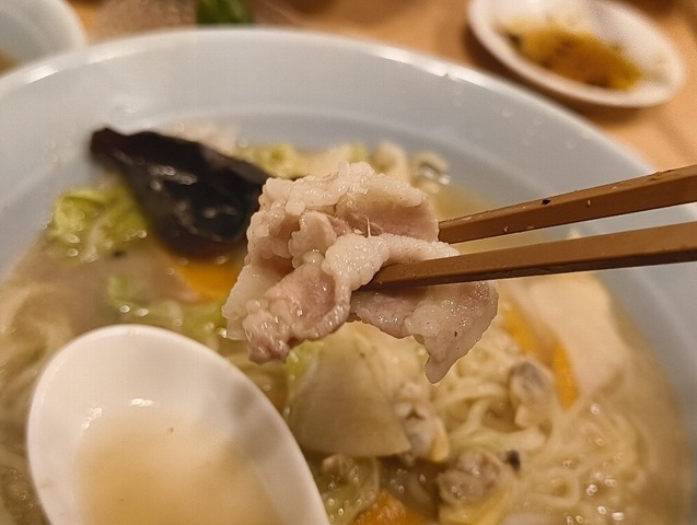 豚肉を食べる
