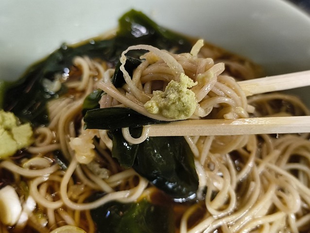 わさびをあわせて蕎麦を手繰る