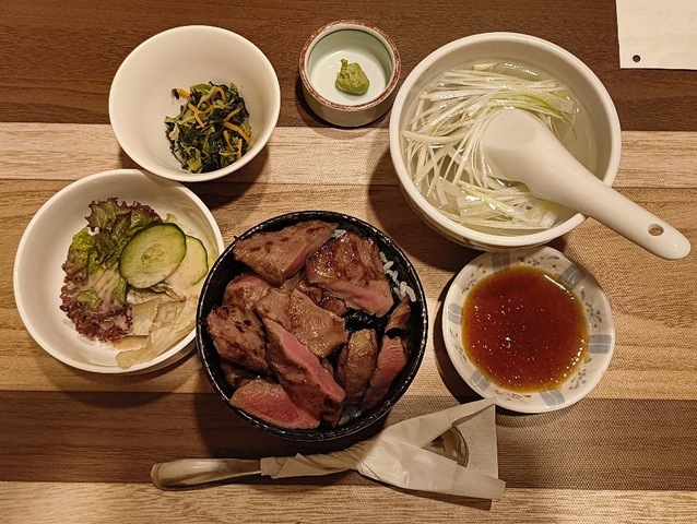 「牛たん炭火焼 仁 盛岡分店」で「牛たんわさび丼」でランチ。「牛たん」の量の多いことこの上ないのだが、さらには「おみ漬け」と「わさび」のタッグが芸を見せてくれるのだ。いや、うまかったのだよ（笑）。（牛たん炭火焼 仁 盛岡分店：岩手県盛岡市中ノ橋通1丁目）