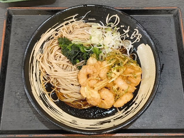 「ゆで太郎」で「ほぼ海老だけのかきあげそば」（ぶっかけ）でランチ。常道通り「ぶっかけそば」と「えびのかきあげ」が別々になって出てくるが、 このまま食べる人がひっとするといるのかもしれないな、と（ふと）思った。味は抜群にうまかったのだよ（笑）。（ゆで太郎 もつ次郎本所吾妻橋店：墨田区吾妻橋3丁目）