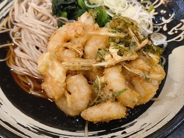 かきあげを蕎麦の上にのせてやる