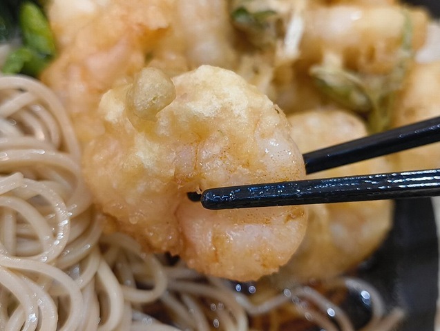 かきあげの海老を食べる