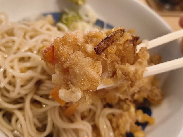 かき揚げを食べる