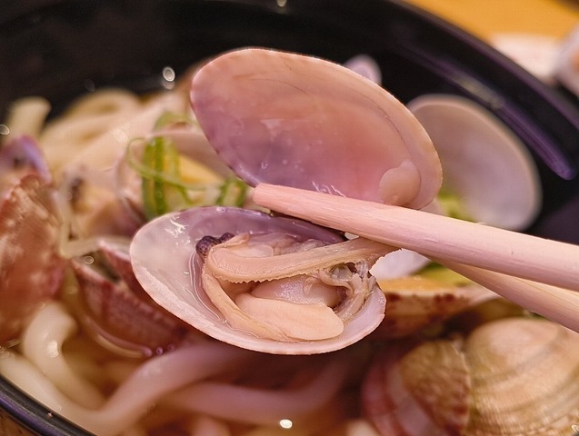 あさりを食べる