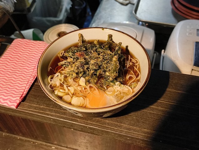クリスピーな春菊天そば＋生たまご≒春菊天玉そば