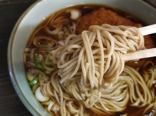 蕎麦を手繰る