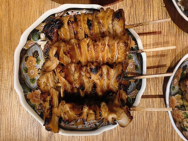 『浅草 もつ焼のんき』の「しろたれ」でランチ。ここの「しろたれ」はほんとにうまい。それから「下町焼酎ハイボール（のんきボール）」も吞む度に若い頃を思い出したりして、いや、ほんとうまかったのだよ（笑）。（浅草 もつ焼のんき：雷門二丁目）