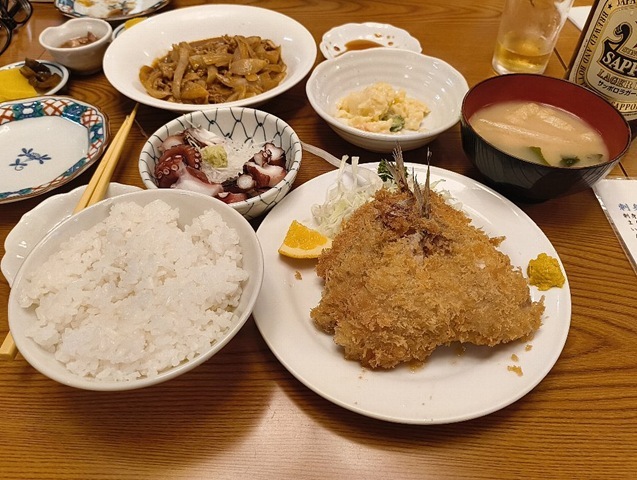 『水口食堂』で自家製ポテトサラダ、いり豚、たこぶつ切、赤星、ハイボールで夕餉。家人はアジフライ定食、カツ丼をオーダー（勿論家人自身の為に）したのだが、あたしも少しだけいただいたのだよ。勿論、うまかったのだ〈笑）。（水口食堂：浅草二丁目）