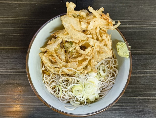 『文殊浅草店』で「冷しかき揚げそば」を手繰る。カウンターで食べるこの店で、「冷し」と云えばこの「かき揚げ」が最右翼だろう。当然に「たぬき」もあるのだが「かき揚げ」の方が好きだ。 なぜ好きなのか、と聞かれれば、あたしは「たまねぎ」と答えてしまう。 やっぱり、うまいのだよ（笑）。（文殊浅草店：浅草一丁目：浅草地下街）