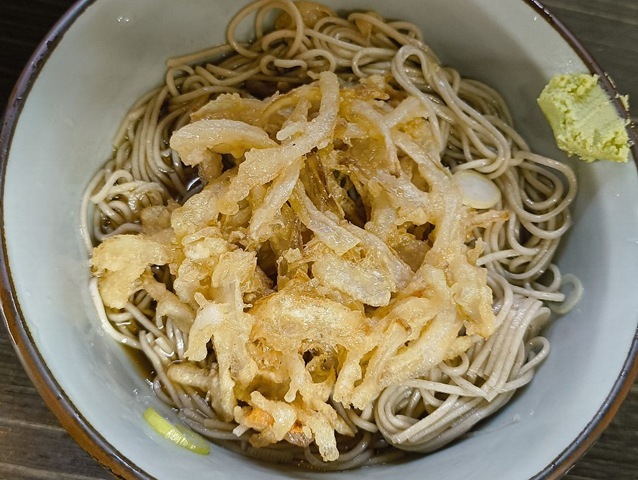 かき揚げに十分に汁を染み込ませる